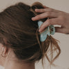 Rückansicht Frisur mit großer Haarspange Mint Herzdetail