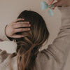 Seitliche Ansicht große Haarspange Mint mit Herzdetail im Haar