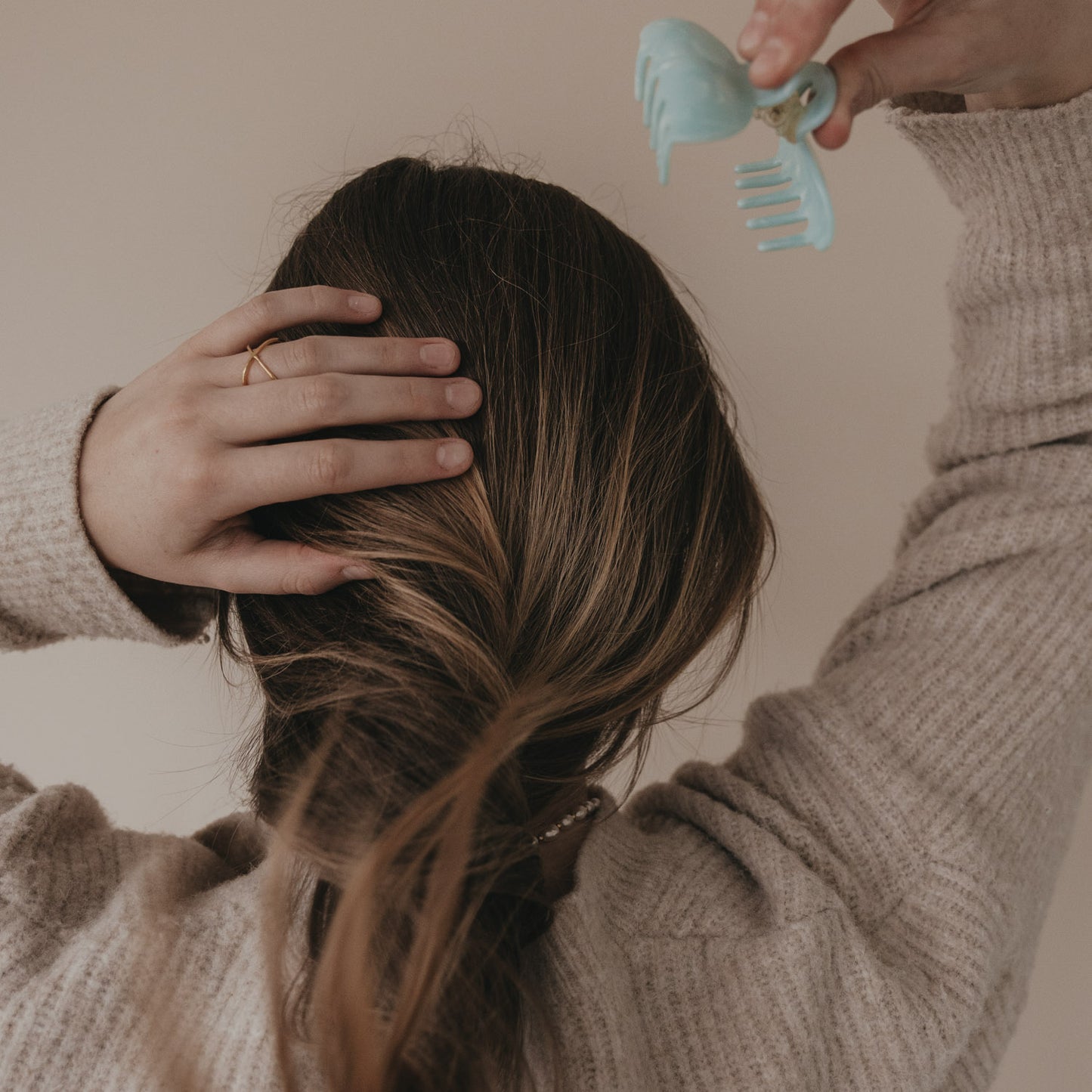 Seitliche Ansicht große Haarspange Mint mit Herzdetail im Haar
