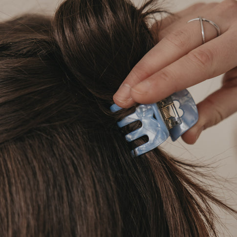 Detail kleine Haarspange Blau mit Herzöffnung im Haar