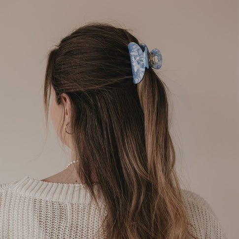 Große Haarspange in Blau mit Herzdetail in halboffener Frisur