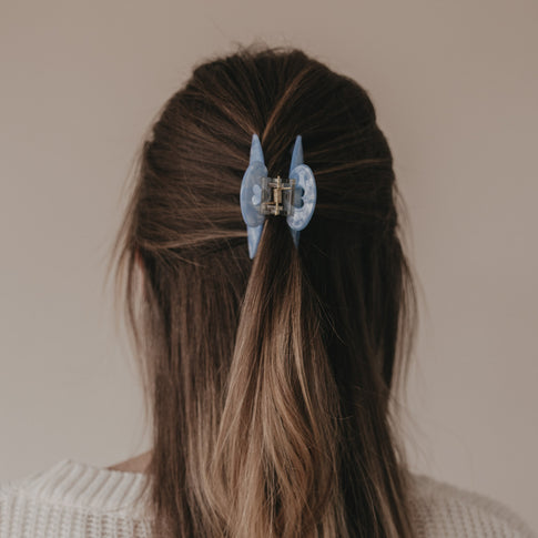 Rückansicht halboffene Frisur mit großer Haarspange Blau Herzdetail