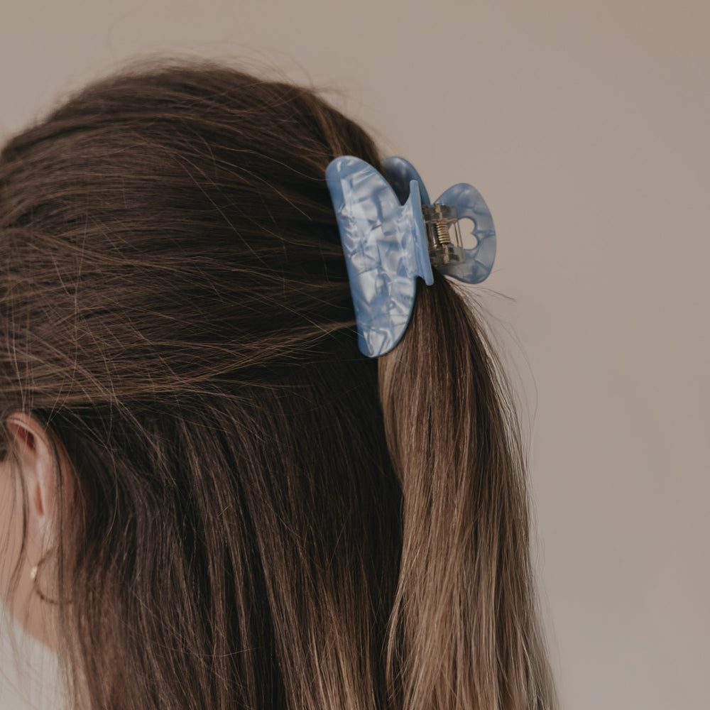 Seitliche Detailansicht große Haarspange Blau mit Herzöffnung im Haar