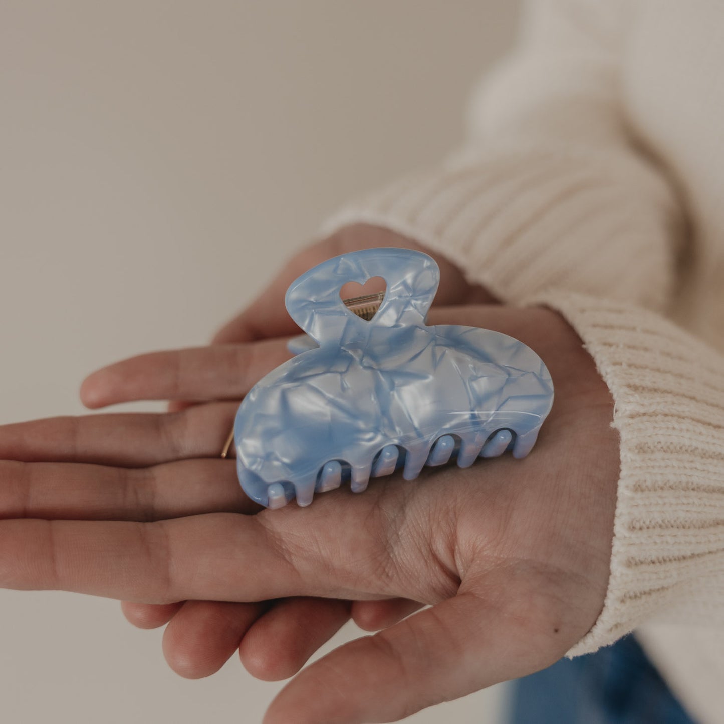 Große Haarspange Blau mit Herzdetail als Produkt in der Hand