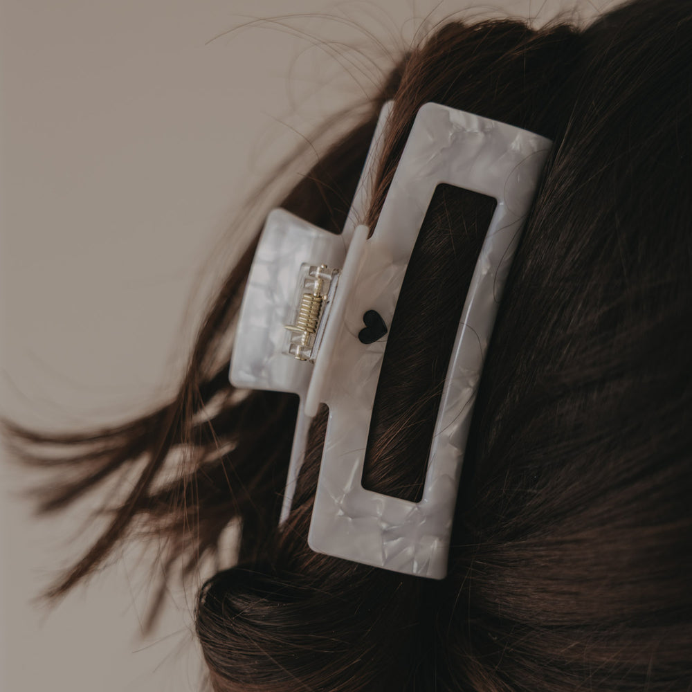 Detail maxi Haarspange eckig in Perlmutt-Optik mit schwarzem Herz im Haar