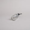 Glas-Seifenspender liegend mit schwarzem Pumpaufsatz und Herzmotiv – stilvoll und nachhaltig im Alltag