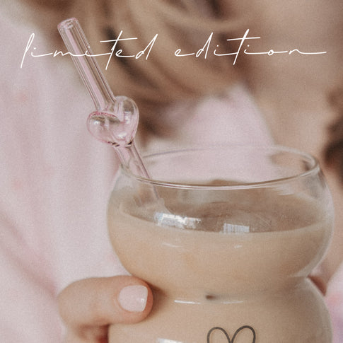 Limitierter Glasstrohhalm Bubble Heart in Rosa mit Herzmotiv in einem Glas, dekoratives Highlight für Kaffee und Kaltgetränke.