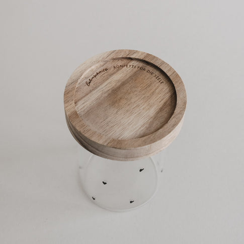 Minivorratsglas mit schwarzen Herzmotiven und Holzdeckel, Draufsicht