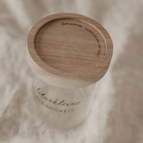Holzdeckel mit Gravur auf Minivorratsglas „klitzekleine Kleinigkeit“ in Nahaufnahme