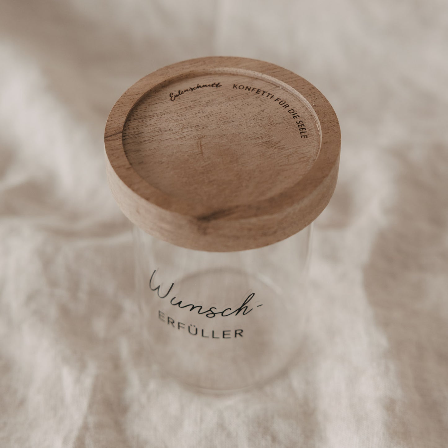 Holzdeckel mit Gravur auf Minivorratsglas „Wunscherfüller“ in Nahaufnahme