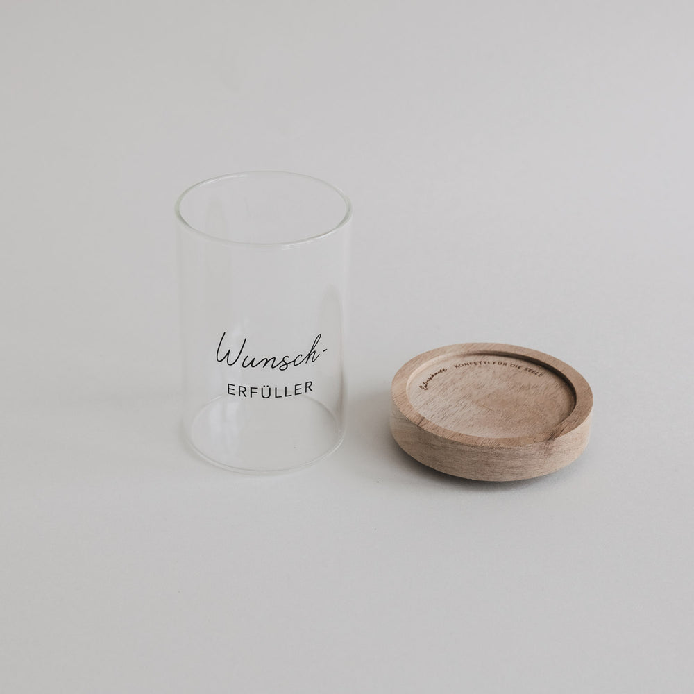 Minivorratsglas „Wunscherfüller“ mit Holzdeckel und abgenommenem Deckel auf weißem Hintergrund