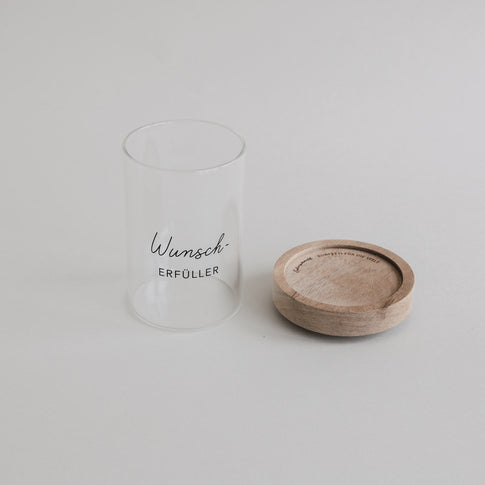 Minivorratsglas „Wunscherfüller“ mit Holzdeckel und abgenommenem Deckel auf weißem Hintergrund