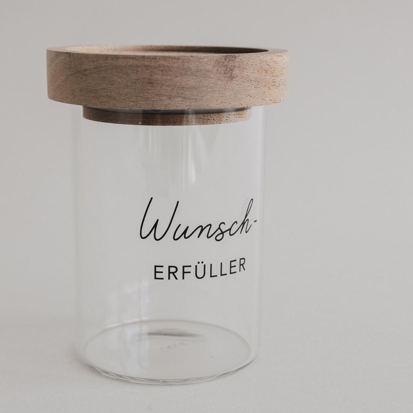Vorratsglas mit Holzdeckel und Schriftzug „Wunscherfüller“ auf weißem Hintergrund