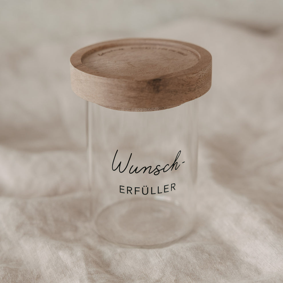 Minivorratsglas „Wunscherfüller“ mit Holzdeckel auf hellem Stoff dekoriert