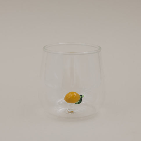 Freigestelltes Trinkglas mit Zitronen Motiv, modernes Glas für Getränke
