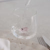 Wasser wird in Glas mit Schwein-Figur gefüllt, doppelwandiges Design für besondere Optik
