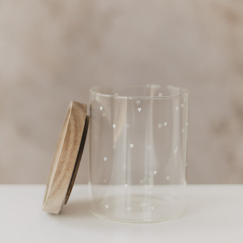 Offenes Glas mit Holzdeckel und weißen Herzmotiven, Detailansicht seitlich