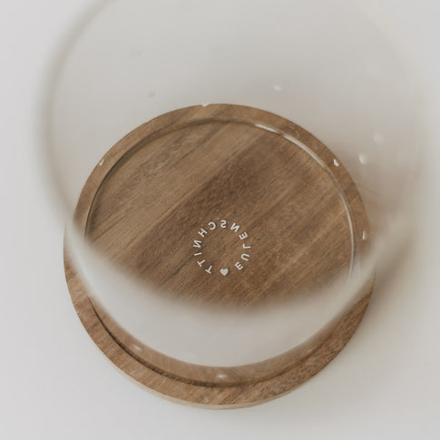 Innenansicht Glas mit Holzdeckel und Logo am Boden, hochwertige Verarbeitung