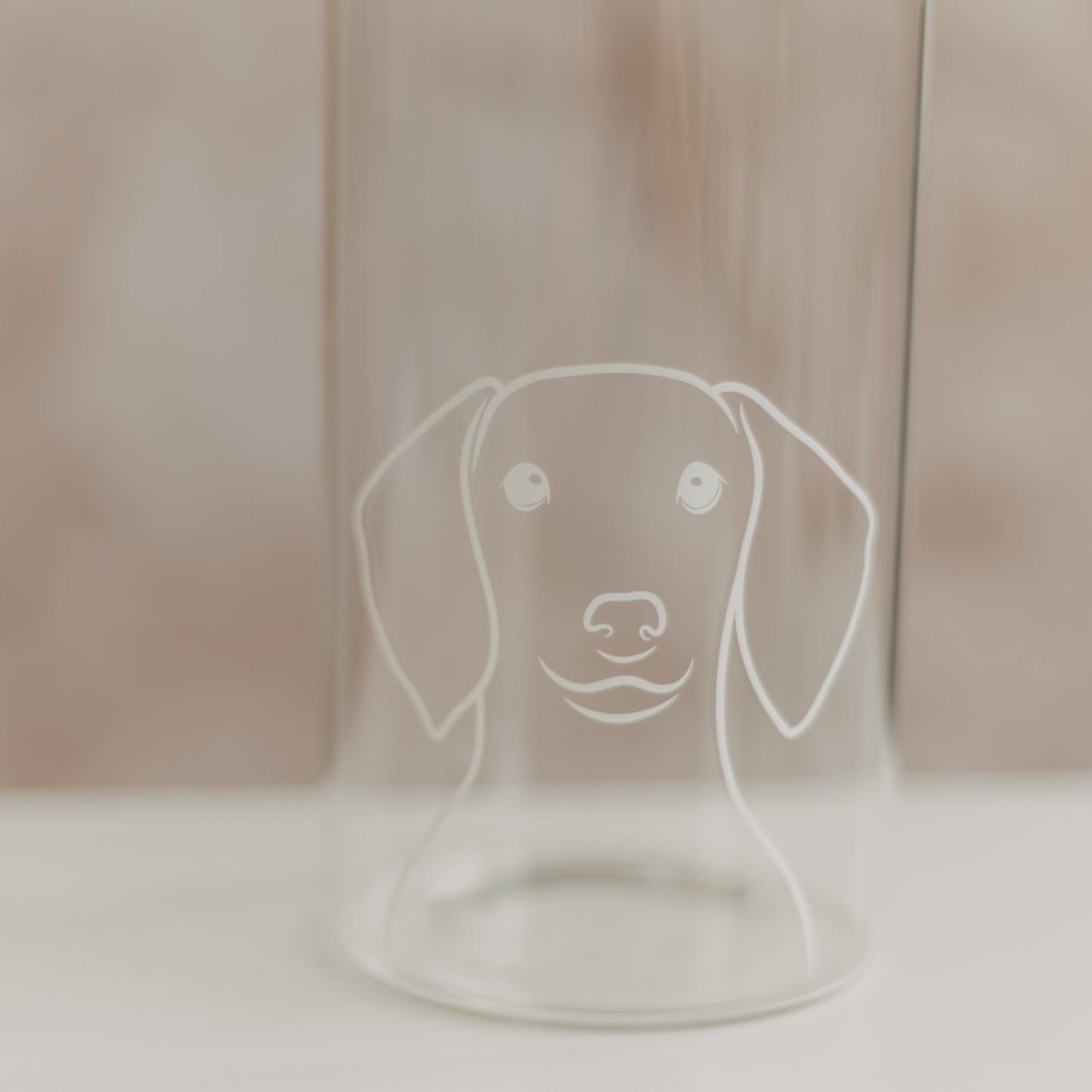 Nahaufnahme des weißen Hundemotivs auf dem transparenten Vorratsglas.