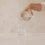 Wasser wird in Glasvase mit Herzprint gegossen, minimalistisches Setting