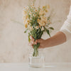 Detailansicht Blumenstrauß in Glasvase mit zarten weißen Herzen