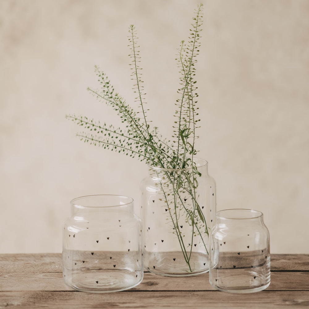Vase Herzen schwarz – modern & kompakt