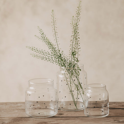 Glasvasen mit Herzprint als Set dekoriert mit grünen Zweigen