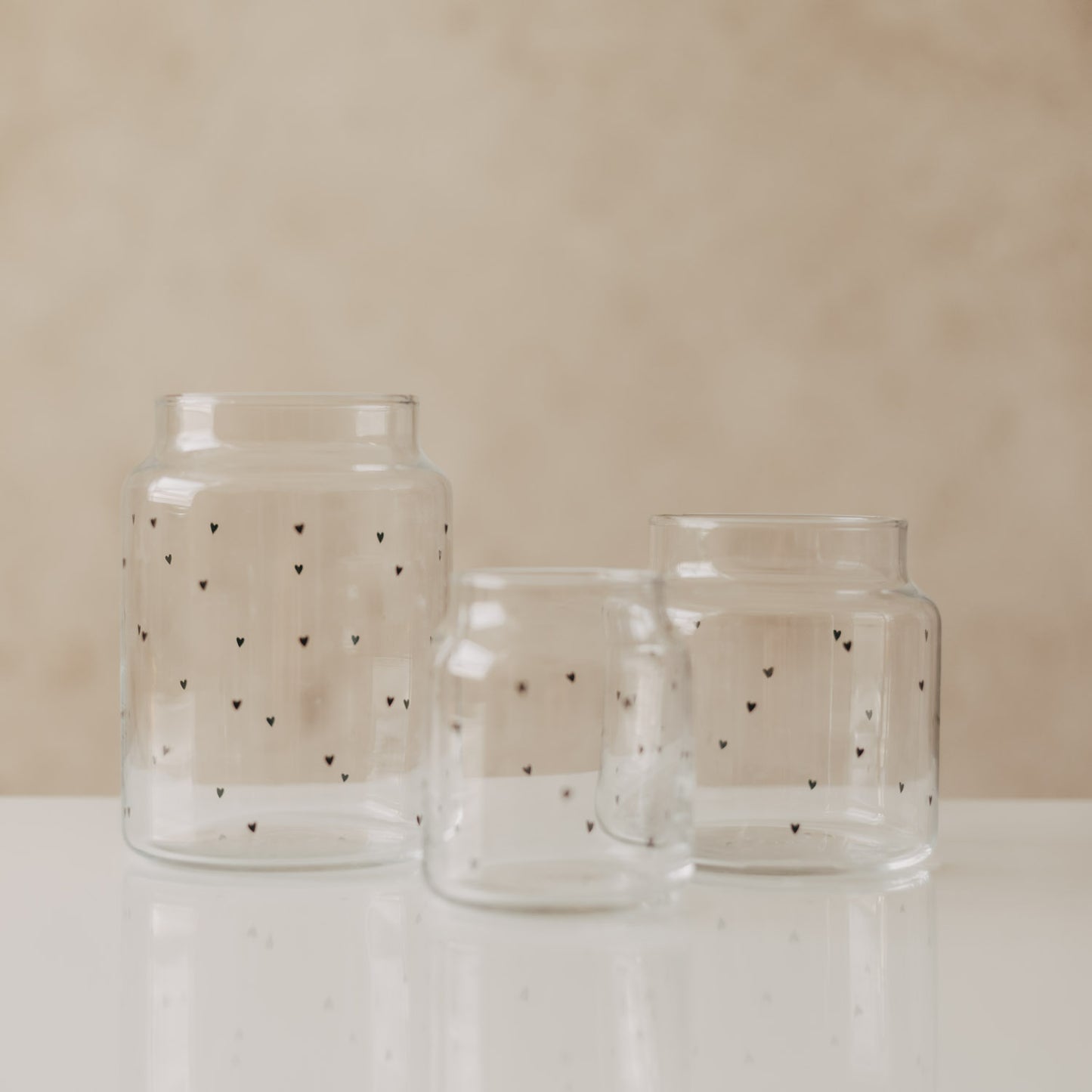 Set aus Glasvasen mit schwarzem Herzmuster in verschiedenen Größen