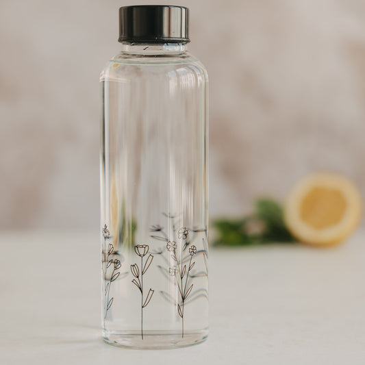 Trinkflasche Blumenwiese 500 ml aus Glas mit schwarzem Deckel, schlichtes Design