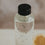 Nahaufnahme Trinkflasche aus Glas mit schwarzen Herzdetails und Schraubdeckel