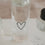 Glas Trinkflasche Herz 750 ml mit schwarzem Deckel, Detailansicht minimalistisches Design
