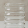 Nahaufnahme der transparenten Bubble Vase mit abgerundeten Glasringen und glänzender Oberfläche.