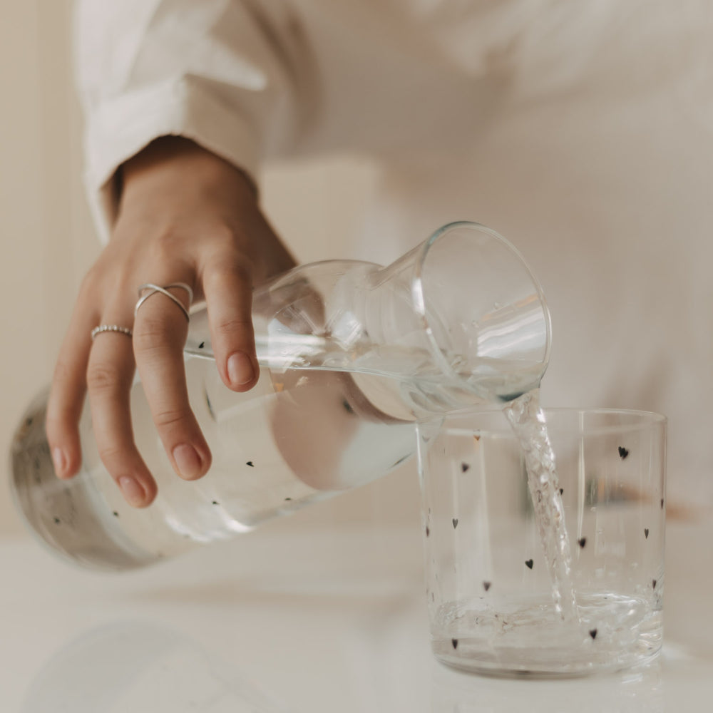 Glas Karaffe Herzen schwarz – stilvoll