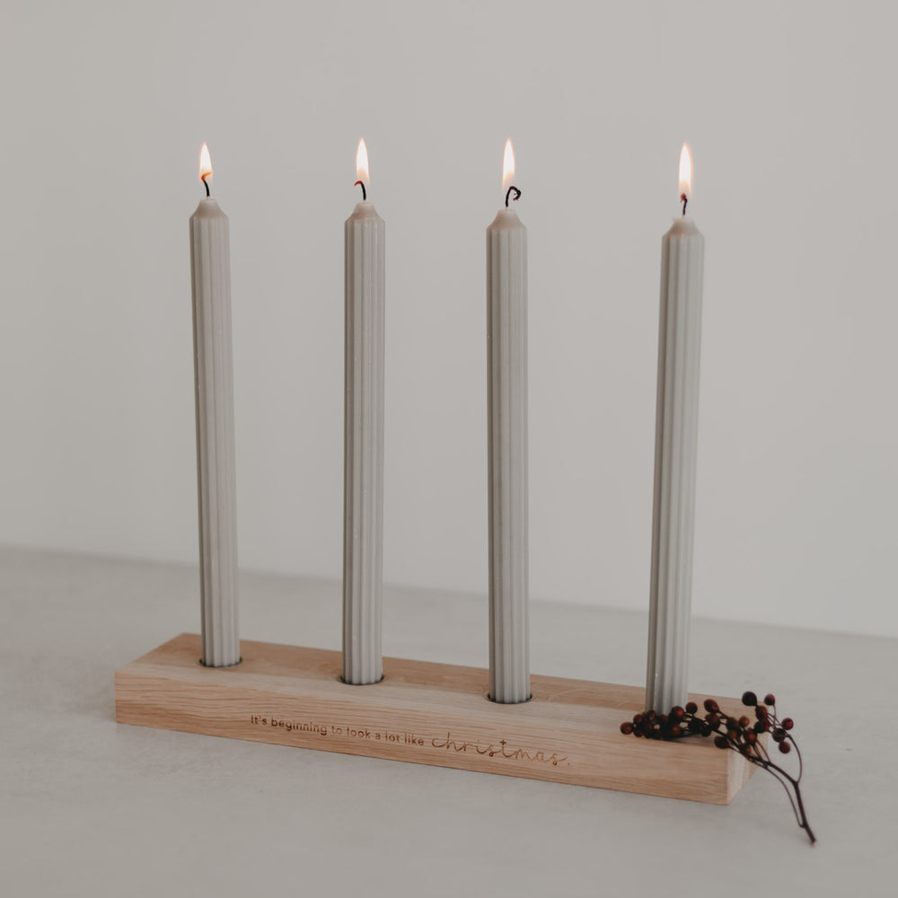 Adventskerzenbrett mit vier grauen Kerzen und Gravur It's beginning to look a lot like Christmas