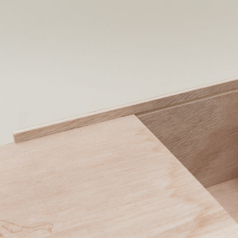 Nahaufnahme der Holzschiene der Erinnerungsbox, in die der Schiebedeckel eingesetzt wird.