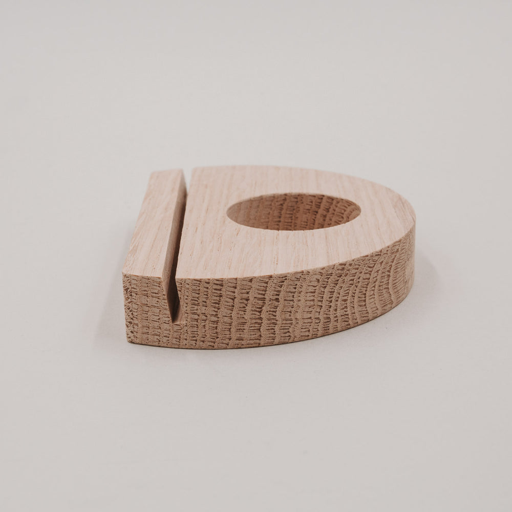 Seitenansicht des halbmondförmigen Holz-Teelicht-Kartenhalters mit Kartenrille und runder Teelicht-Aussparung.