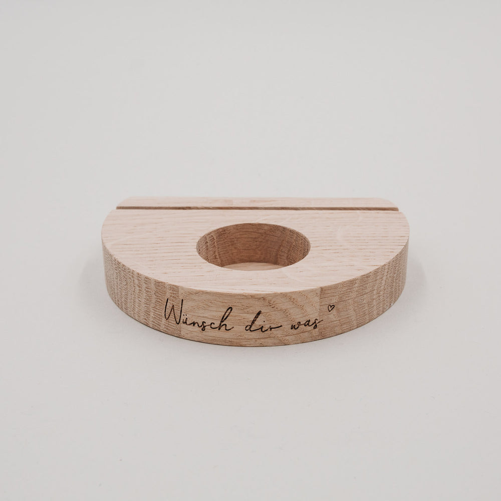Frontansicht des Holz-Teelicht-Kartenhalters „Wünsch dir was“ mit runder Teelichtmulde.
