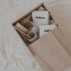Holzbox mit Gänse Gravur, gefüllt mit Babyaccessoires wie Socken und Bürste, ideale Erinnerungsbox zur Geburt