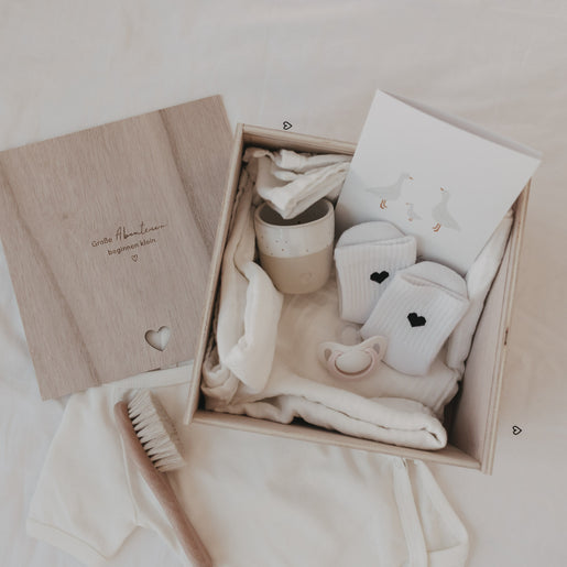 Holz Erinnerungsbox „Große Abenteuer beginnen klein“ mit Babygeschenk Set, stilvolle Aufbewahrung zur Geburt