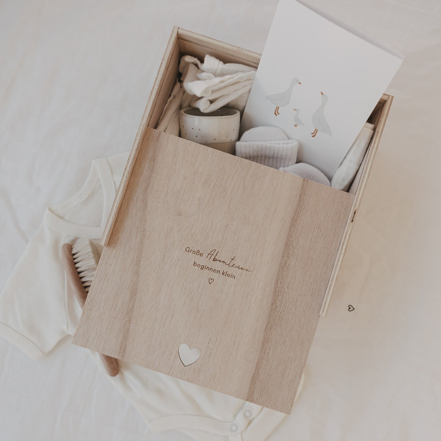 Holz Erinnerungsbox mit Gravur und Babyset, stilvolle Geschenkbox für Neugeborene und Erinnerungen