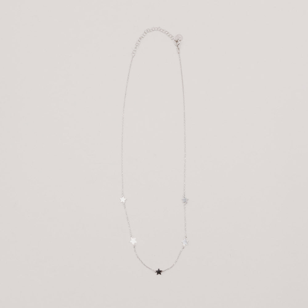 Feiner Kettenverschluss mit variabler Länge und Ösen in Silber.