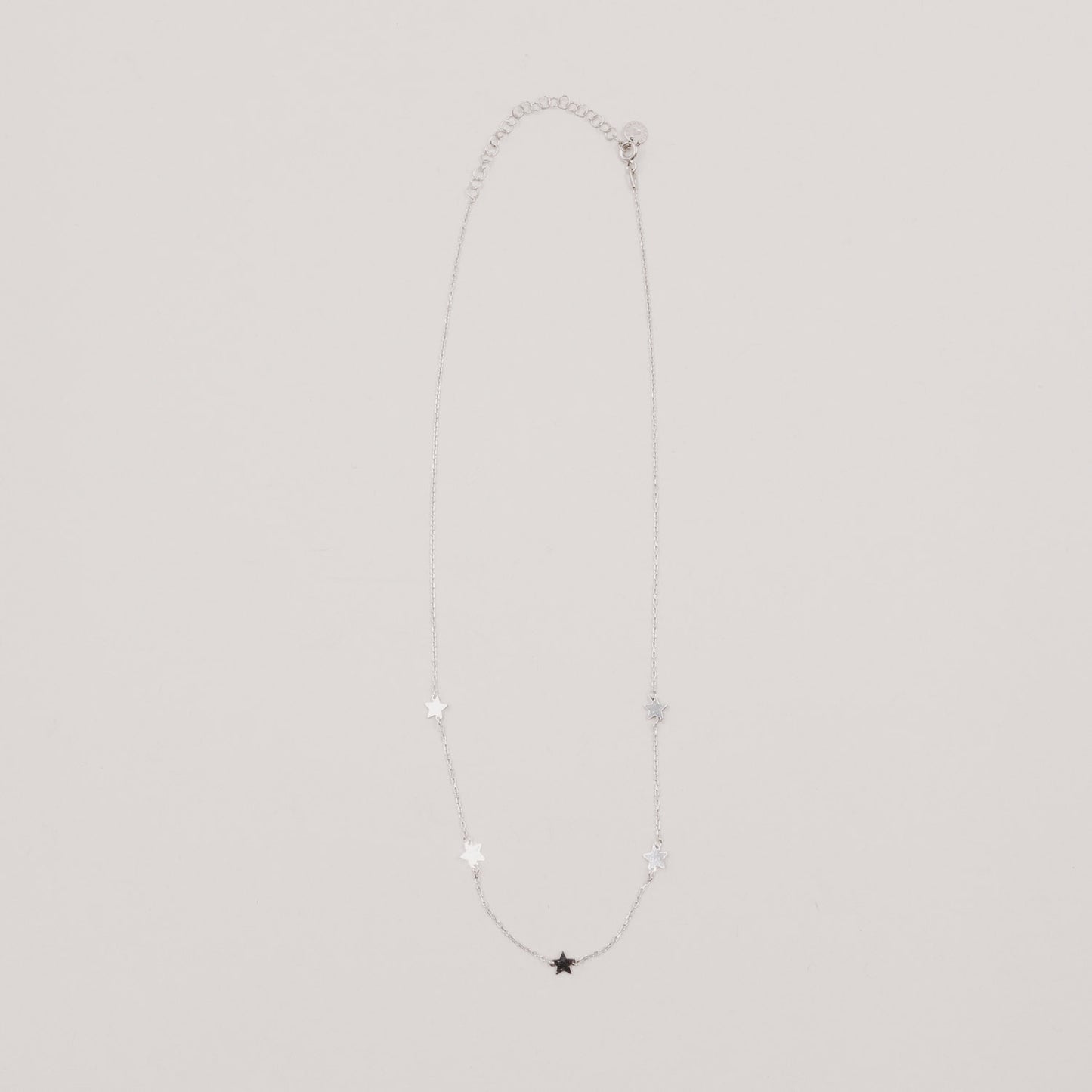 Feiner Kettenverschluss mit variabler Länge und Ösen in Silber.