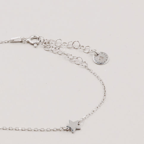 Detailaufnahme des silbernen Verschlusses und der Verlängerungskette des Armbands Jackie Silber.