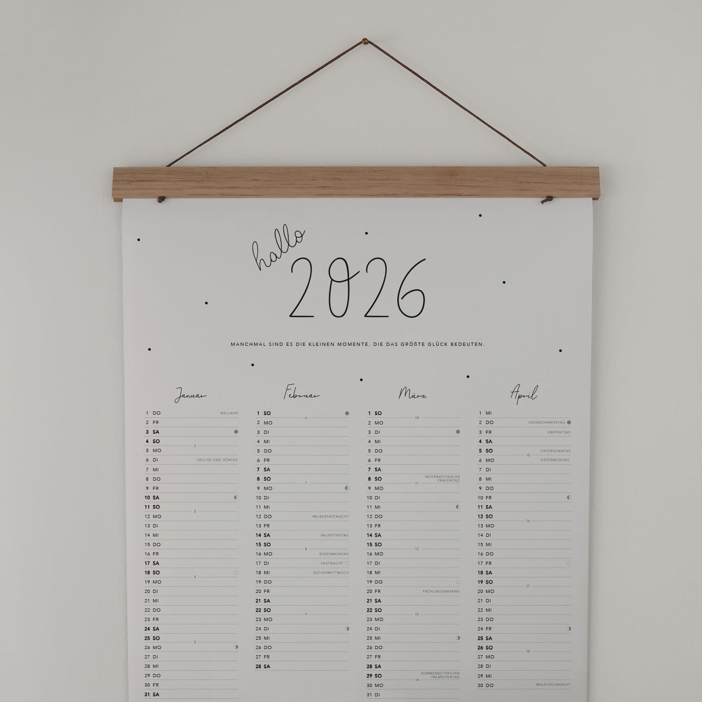 Wandkalender 2026 mit Holzleiste, Aufschrift „hallo 2026“ und liebevollem Zitat – Monatsübersicht.