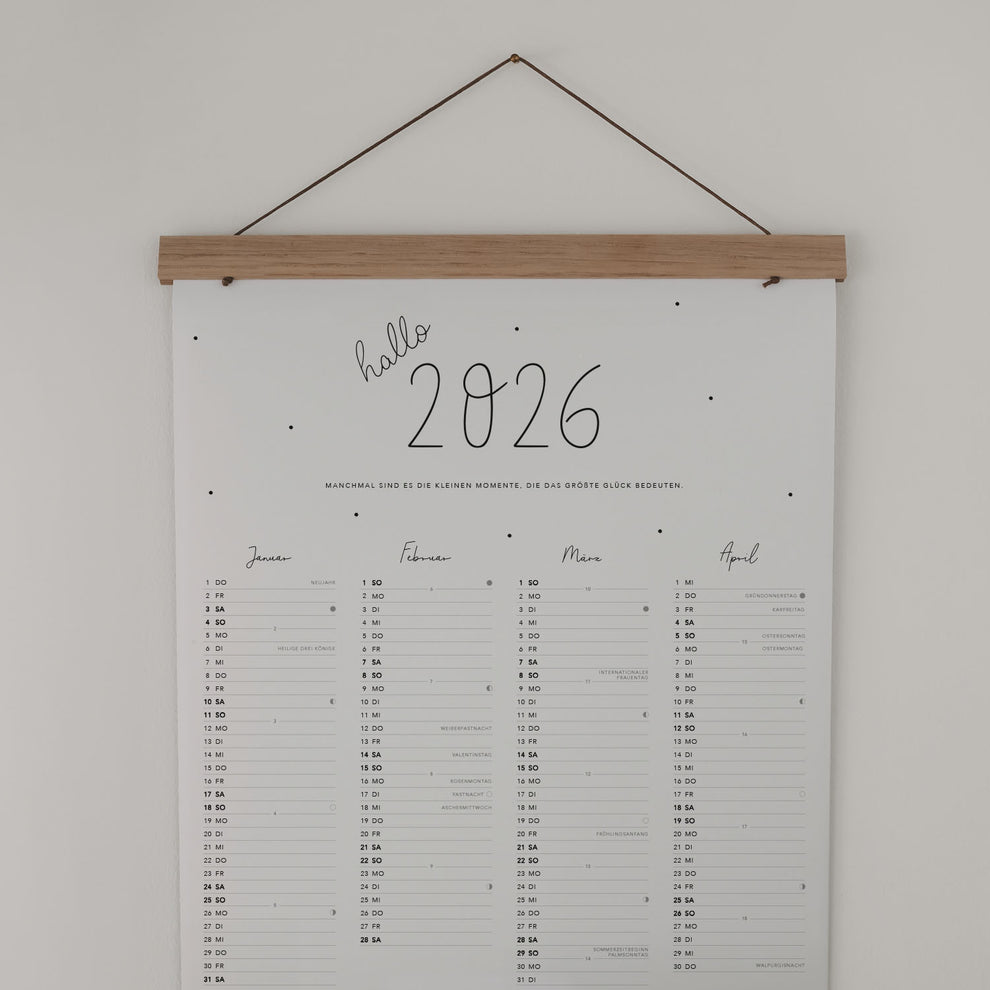 Wandkalender 2026 mit Holzleiste, Aufschrift „hallo 2026“ und liebevollem Zitat – Monatsübersicht.