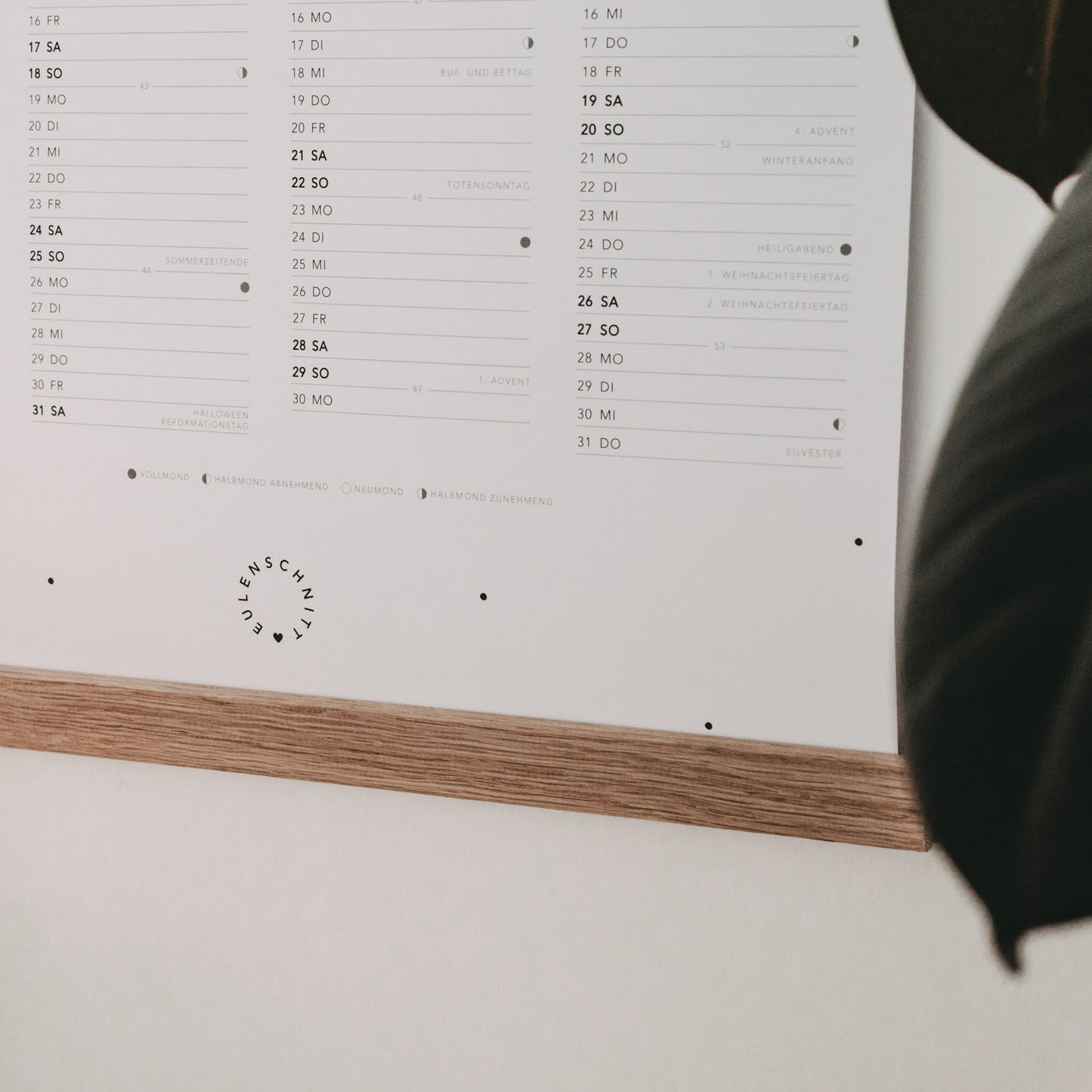Detailansicht Wandkalender 2026 mit Feiertagen, Mondphasen und Holzleiste – stilvoller Jahresüberblick für die Wand.