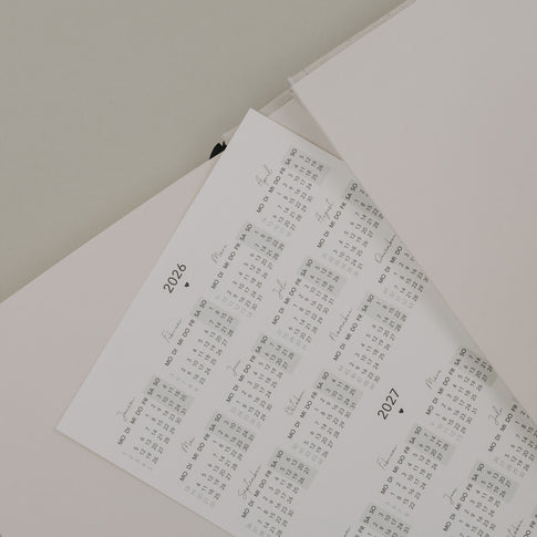 Jahresübersicht 2026 und 2027 des Kalenders „Neues Glück“ auf losem Einlegeblatt in sanften Farben.