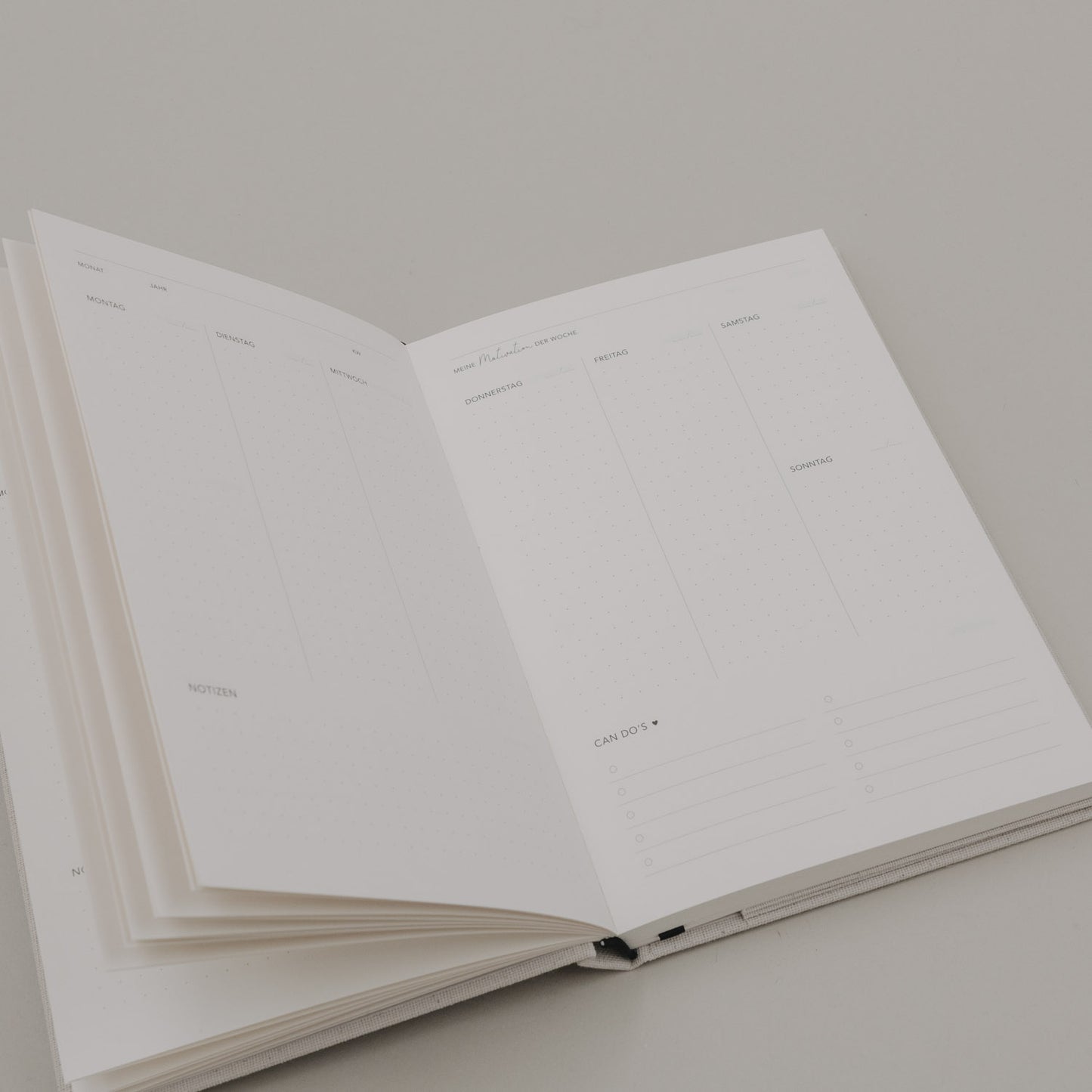 Undatierter Kalender „Neues Glück“ geöffnet mit Wochenübersicht und Punktlayout für Termine, Notizen und To-dos