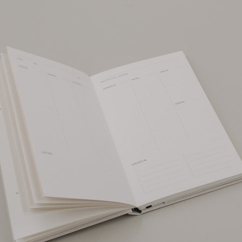 Undatierter Kalender „Neues Glück“ geöffnet mit Wochenübersicht und Punktlayout für Termine, Notizen und To-dos