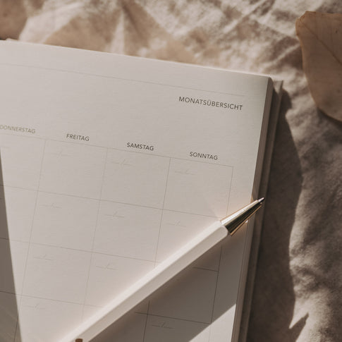 Monatsübersicht im undatierten Kalender mit klarer Rasterstruktur und Platz für Termine und Planung